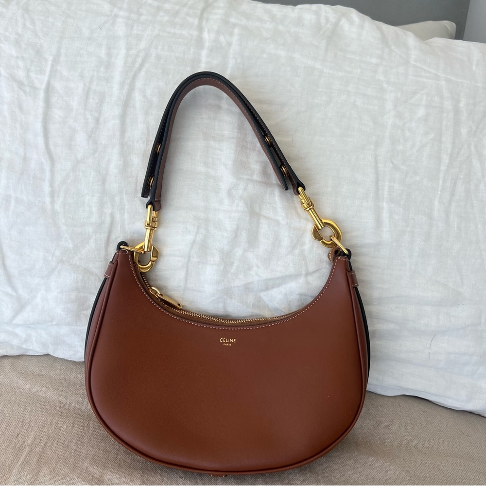 Celine MEDIUM AVA STRAP BAG IN SMOOTH CALFSKIN
TAN
